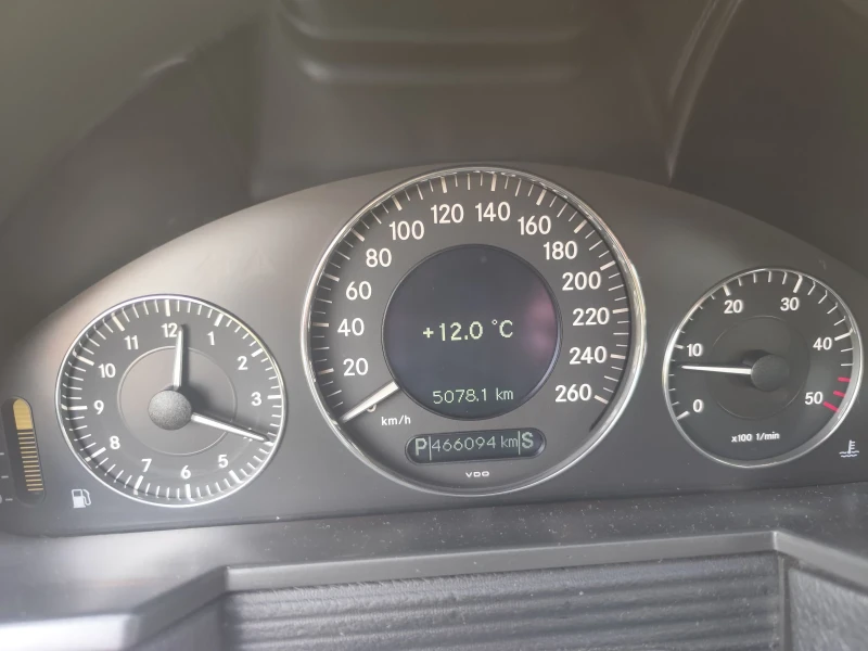 Mercedes-Benz E 200, снимка 8 - Автомобили и джипове - 52775980