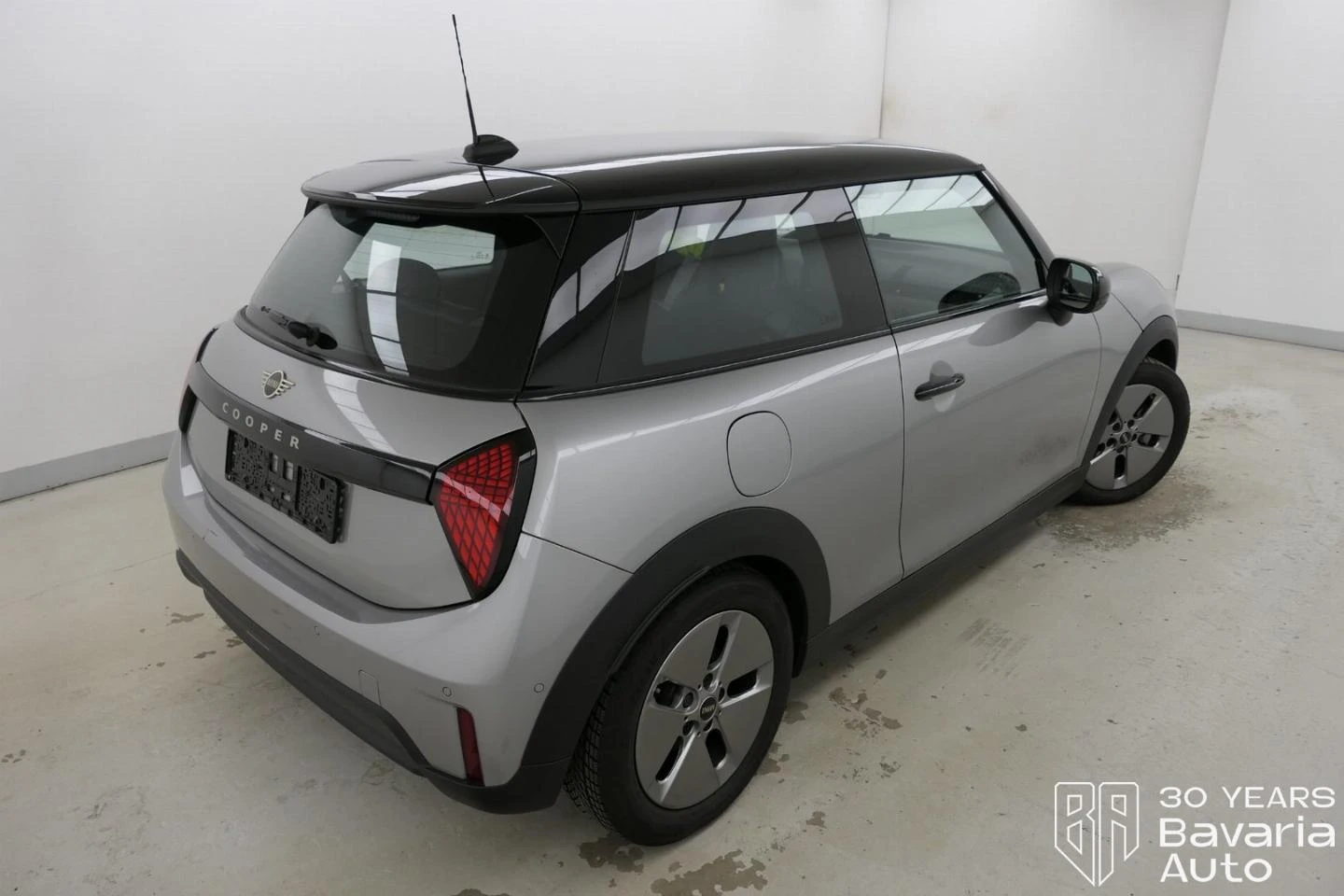 Mini Cooper C 1, 5 Steptronic Favoured Trim - изображение 3