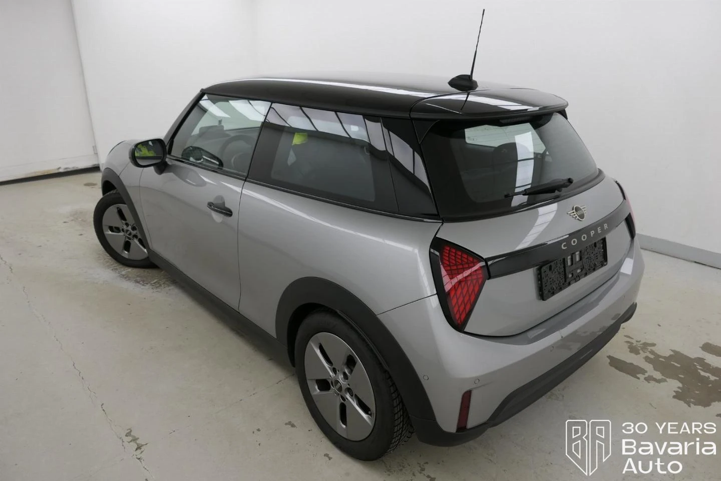 Mini Cooper C 1, 5 Steptronic Favoured Trim - изображение 2