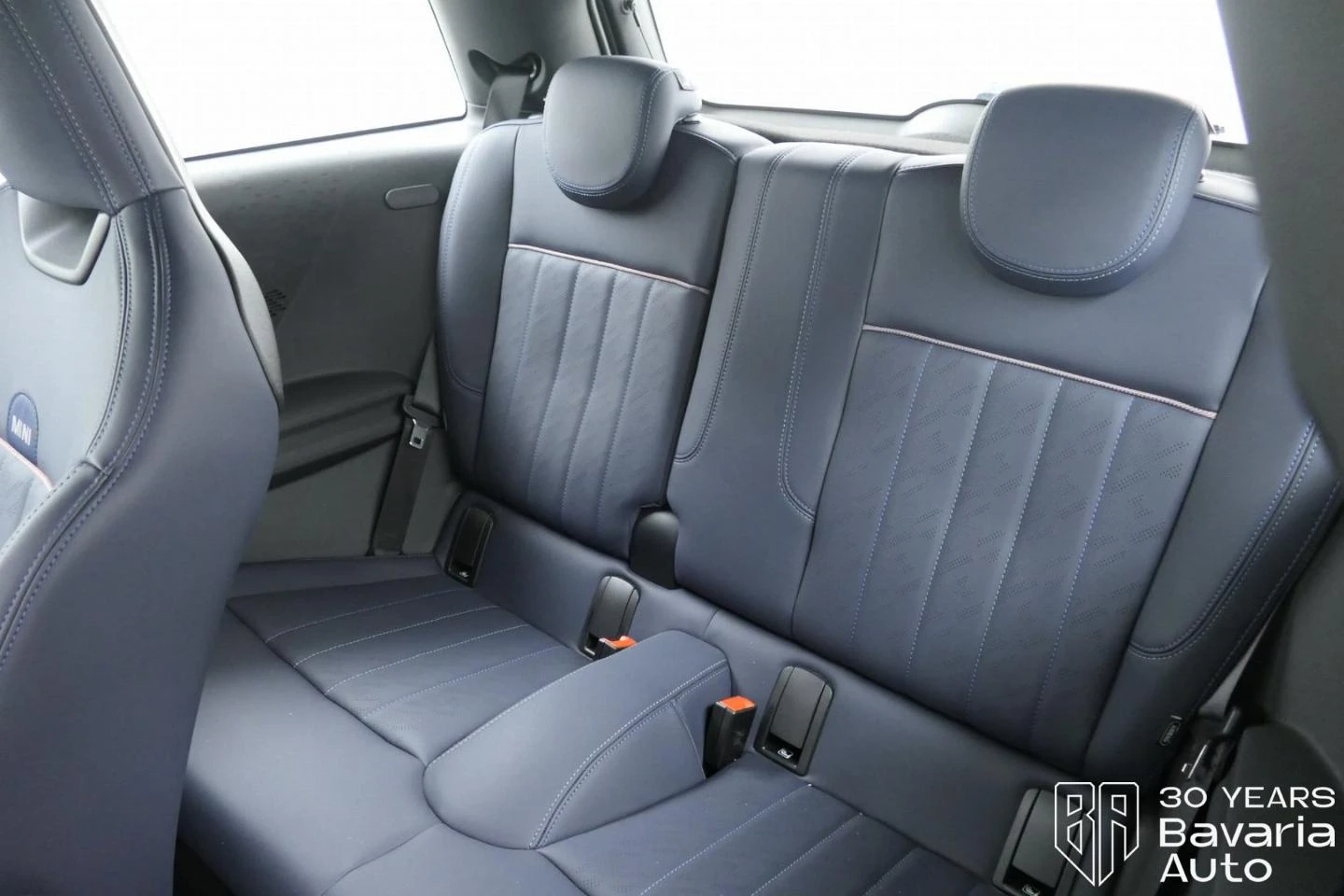 Mini Cooper C 1, 5 Steptronic Favoured Trim - изображение 8