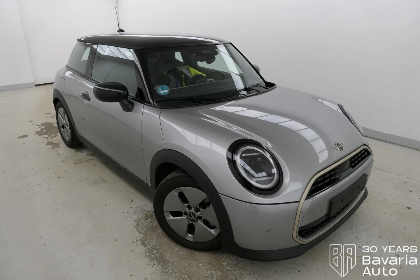 Mini Cooper C 1, 5 Steptronic Favoured Trim - изображение 4