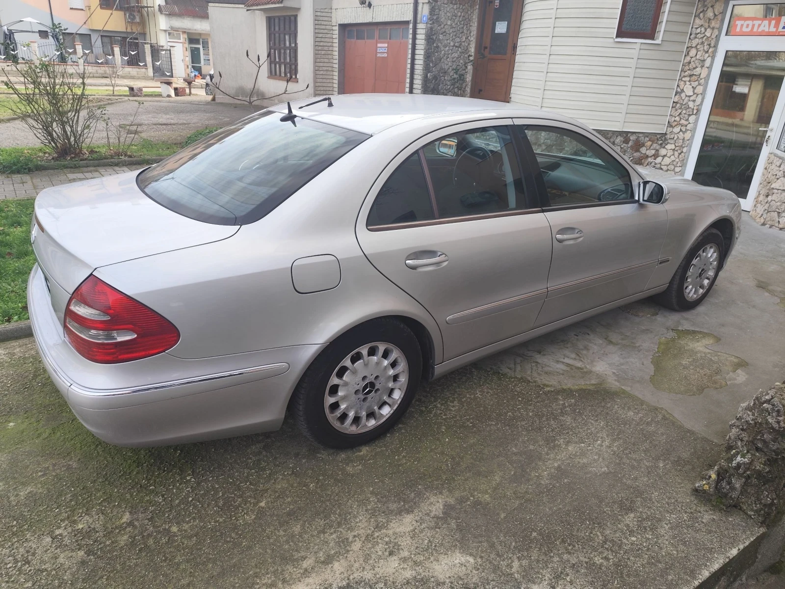 Mercedes-Benz E 200  - изображение 4