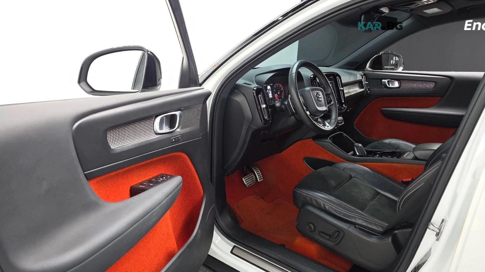 Volvo XC40 T4* R-DESIGN* DISTRONIC* КАМЕРА* ПАНОРАМА* , снимка 8 - Автомобили и джипове - 55693974