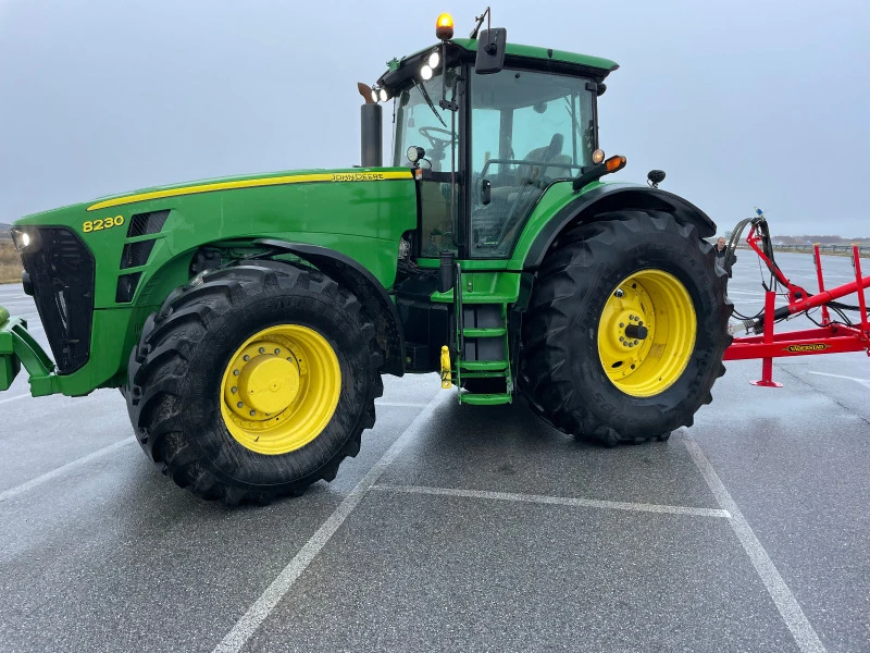 Трактор John Deere 8230, снимка 13 - Селскостопанска техника - 49277168