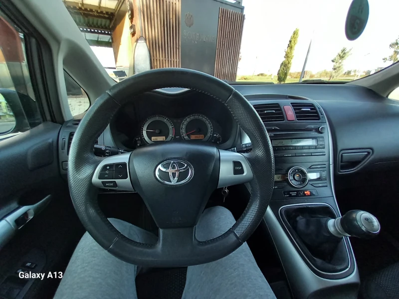 Toyota Auris D-4D, снимка 6 - Автомобили и джипове - 48124492