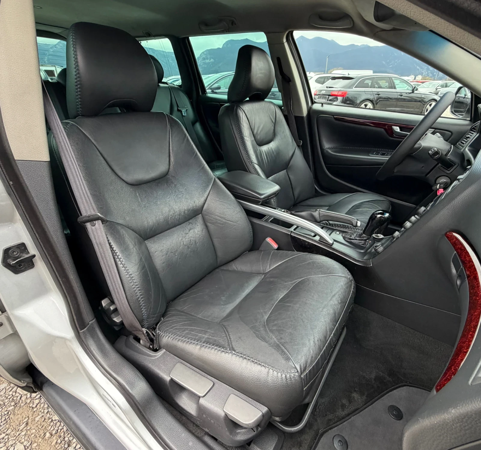 Volvo Xc70 2.4D5 163к.с * Автоматик* * Ксенон* * Италия* , снимка 13 - Автомобили и джипове - 54033901