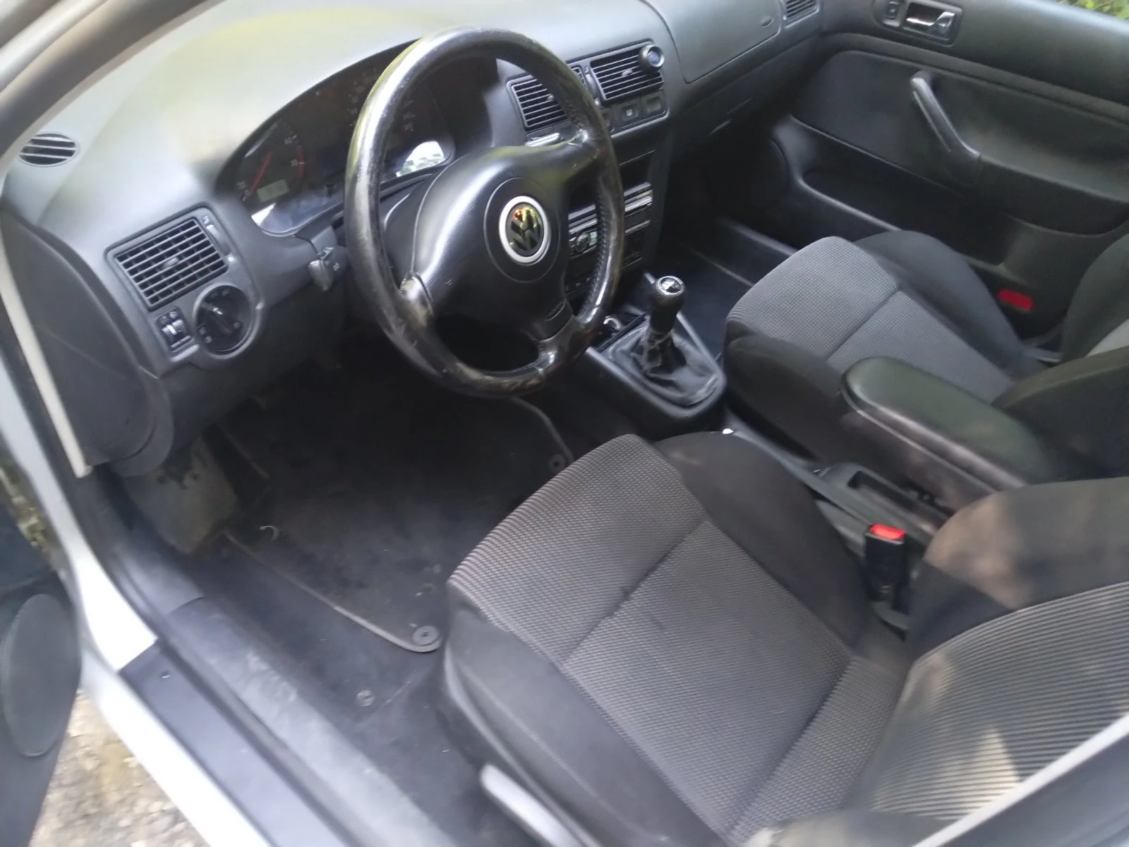 VW Golf 1.6, снимка 7 - Автомобили и джипове - 54378165