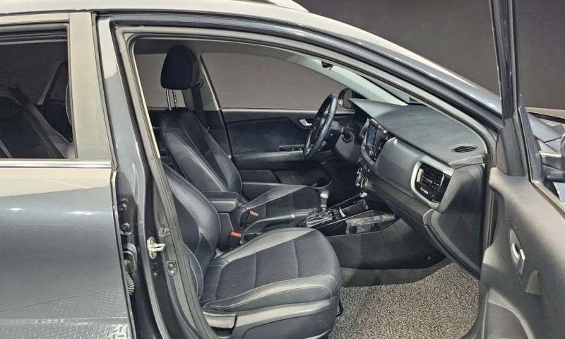 Kia Stonic Diesel 1.6 Trendy * НАЙ-ДОБРА ЦЕНА В БЪЛГАРИЯ* , снимка 10 - Автомобили и джипове - 52112129