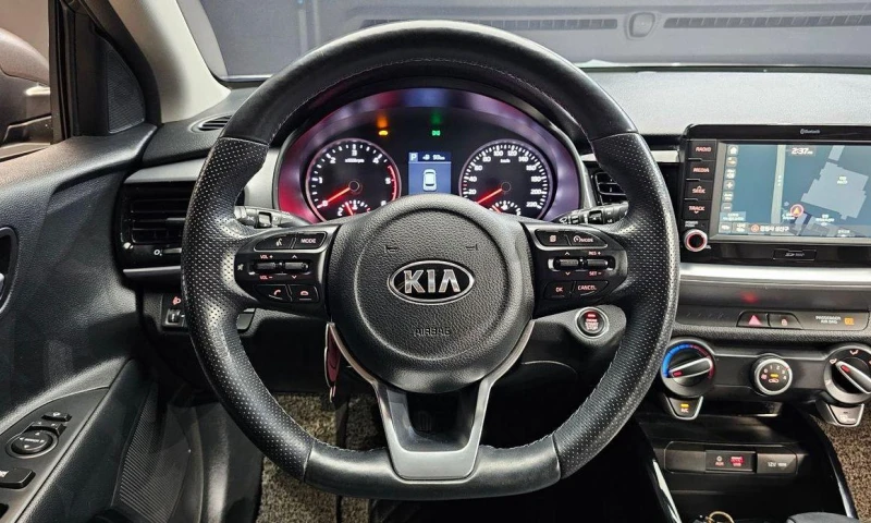 Kia Stonic Diesel 1.6 Trendy * НАЙ-ДОБРА ЦЕНА В БЪЛГАРИЯ* , снимка 13 - Автомобили и джипове - 52112129