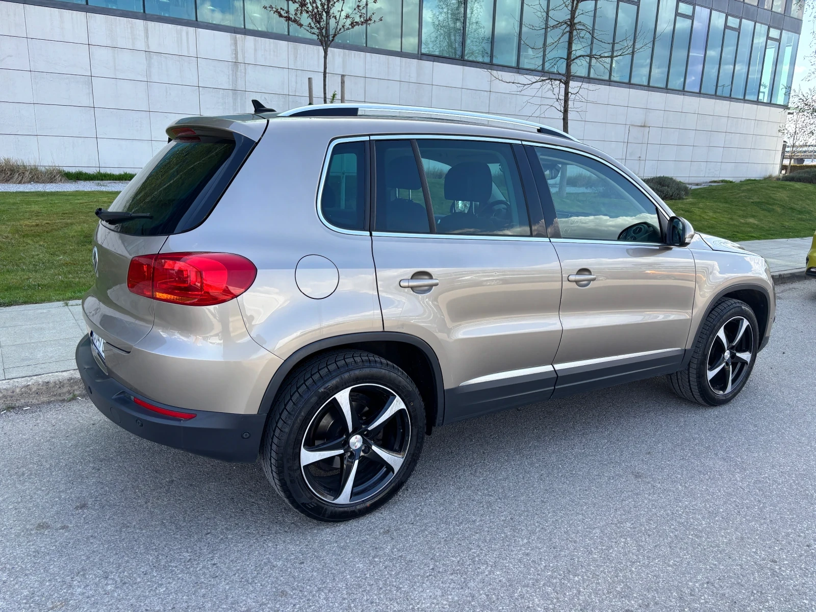 VW Tiguan 2.0 TSI Facelift (Sport & Style 4Motion), снимка 2 - Автомобили и джипове - 54361663