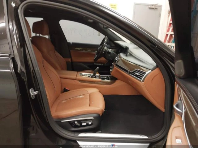 BMW 750 XDRIVE M ПАКЕТ МАСАЖИ HARMAN KARDON, снимка 10 - Автомобили и джипове - 53031383