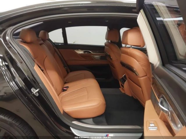 BMW 750 XDRIVE M ПАКЕТ МАСАЖИ HARMAN KARDON, снимка 13 - Автомобили и джипове - 53031383