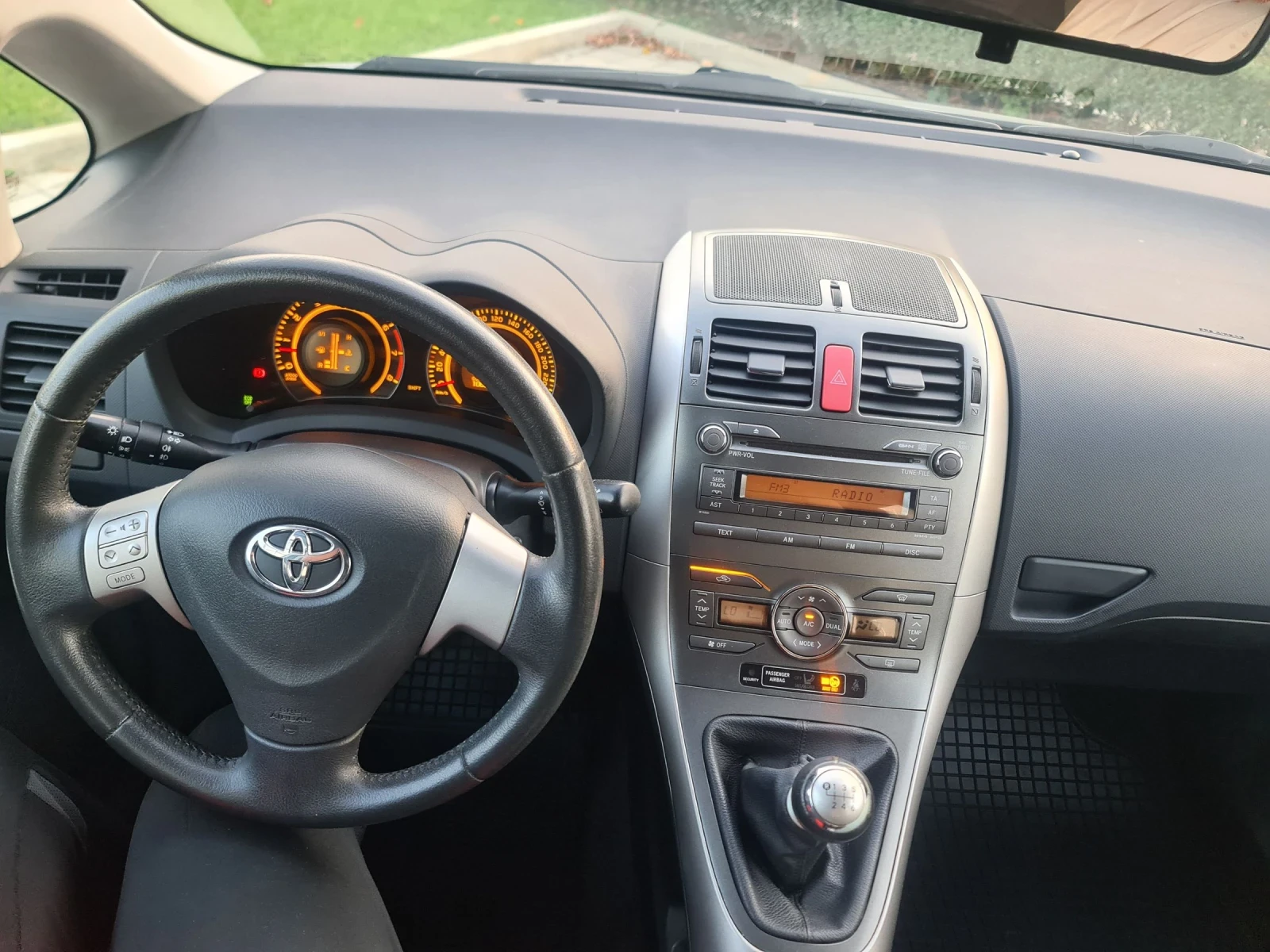 Toyota Auris 1.33 i. 100хил. - изображение 2