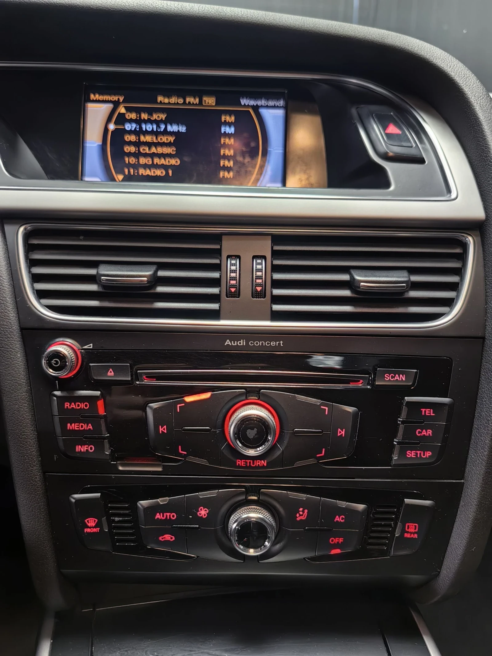 Audi A4 2.0TDI* 143к.с* АВТОМАТ* ТЕМПОМАТ* PORSCHE ZAPAD* , снимка 16 - Автомобили и джипове - 53736410