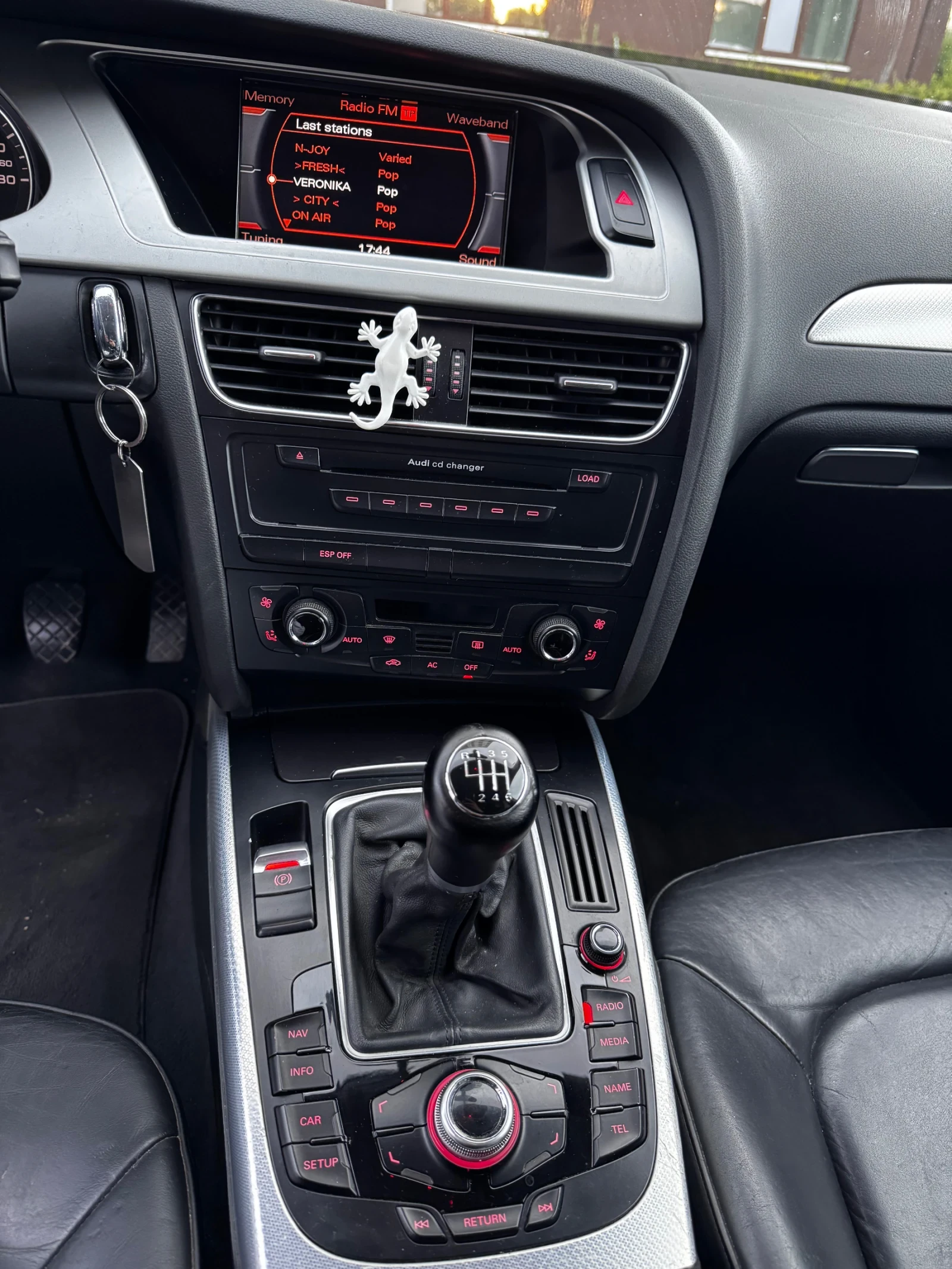 Audi A4 B8 2.0 TDI, снимка 6 - Автомобили и джипове - 56059944