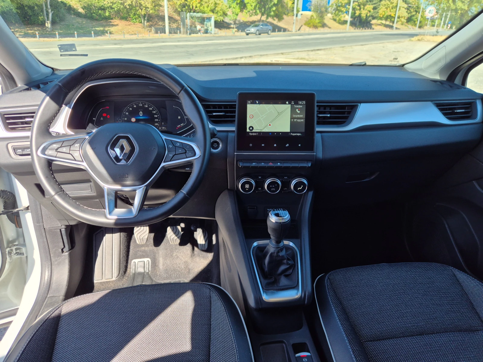 Renault Captur 1.0i, снимка 13 - Автомобили и джипове - 56359349