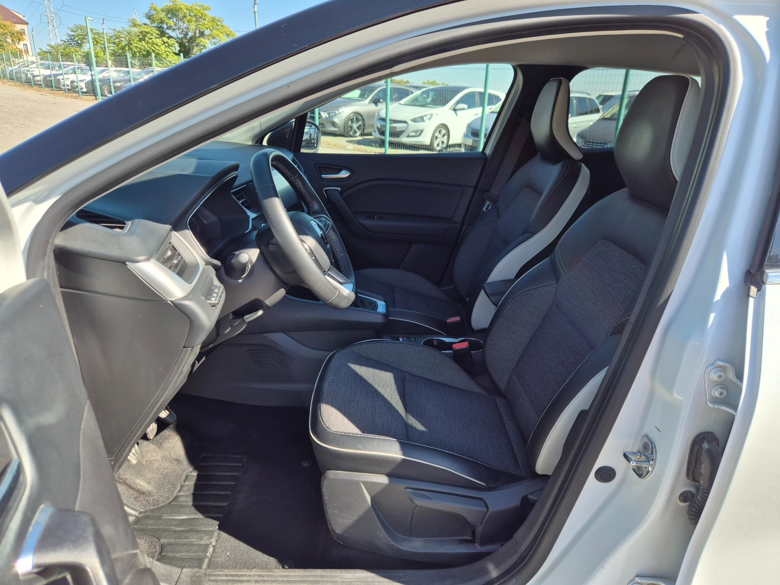 Renault Captur 1.0i, снимка 12 - Автомобили и джипове - 56359349