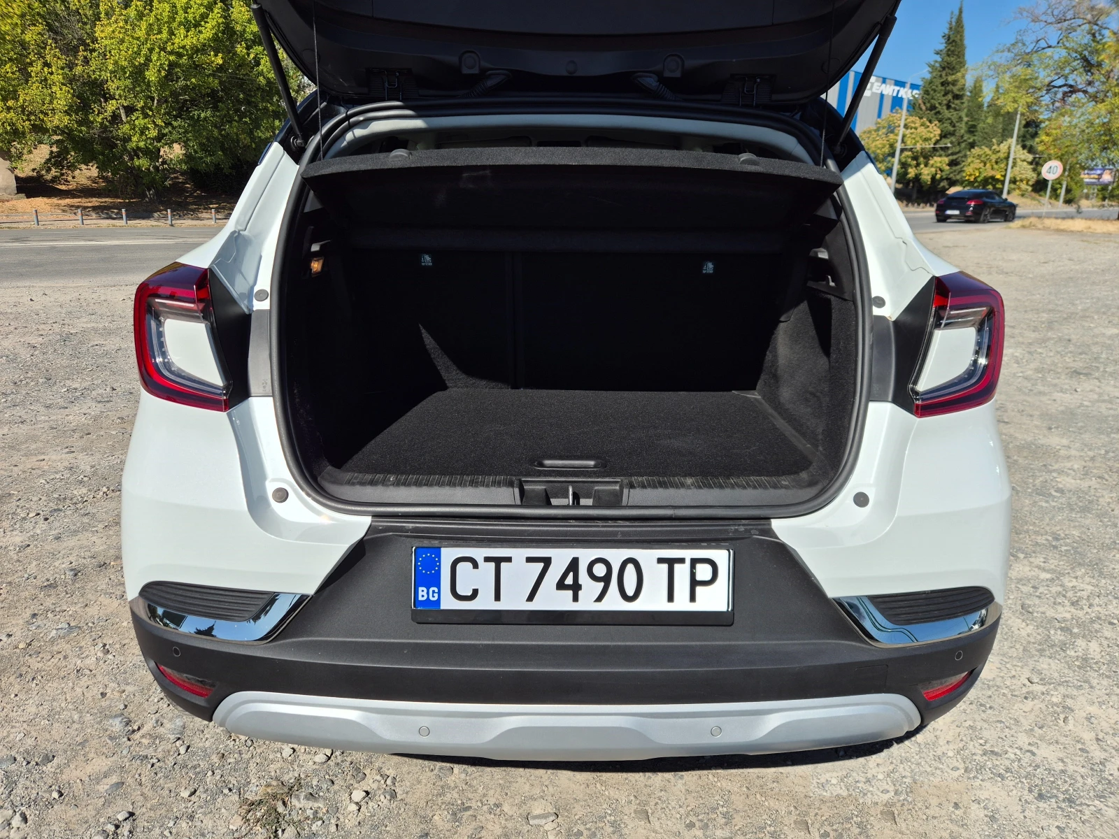 Renault Captur 1.0i, снимка 11 - Автомобили и джипове - 56359349