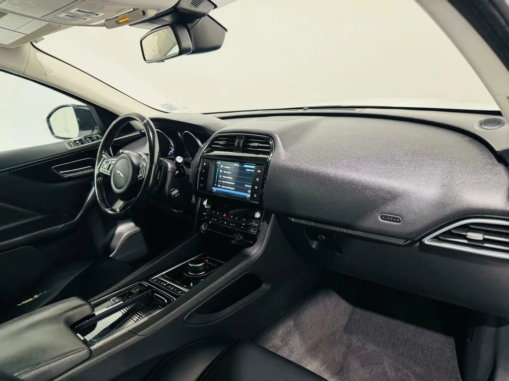 Jaguar F-PACE 2.5T PREMIUM AWD  - изображение 8