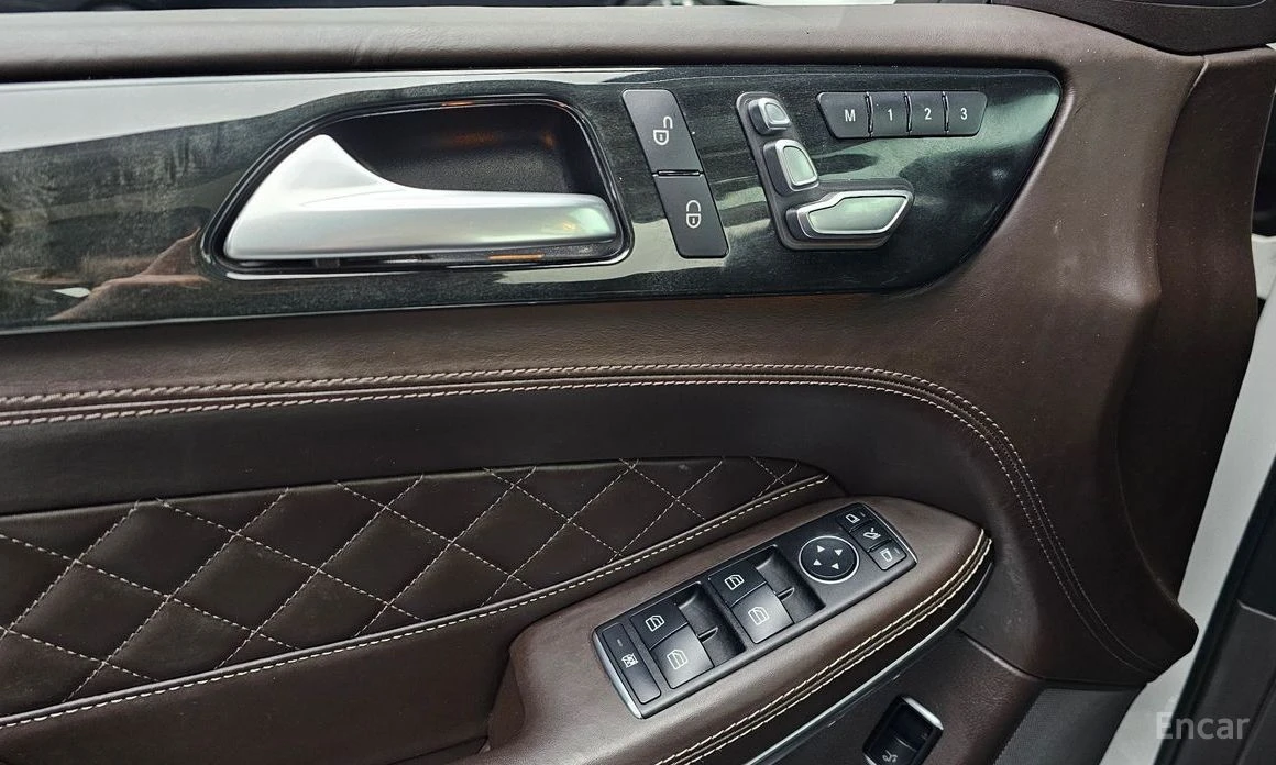 Mercedes-Benz GLS 500 AMG* DESIGNO* DISTRONIC* ОБДУХ* 360* ПОДГРЕВ, снимка 15 - Автомобили и джипове - 53915211