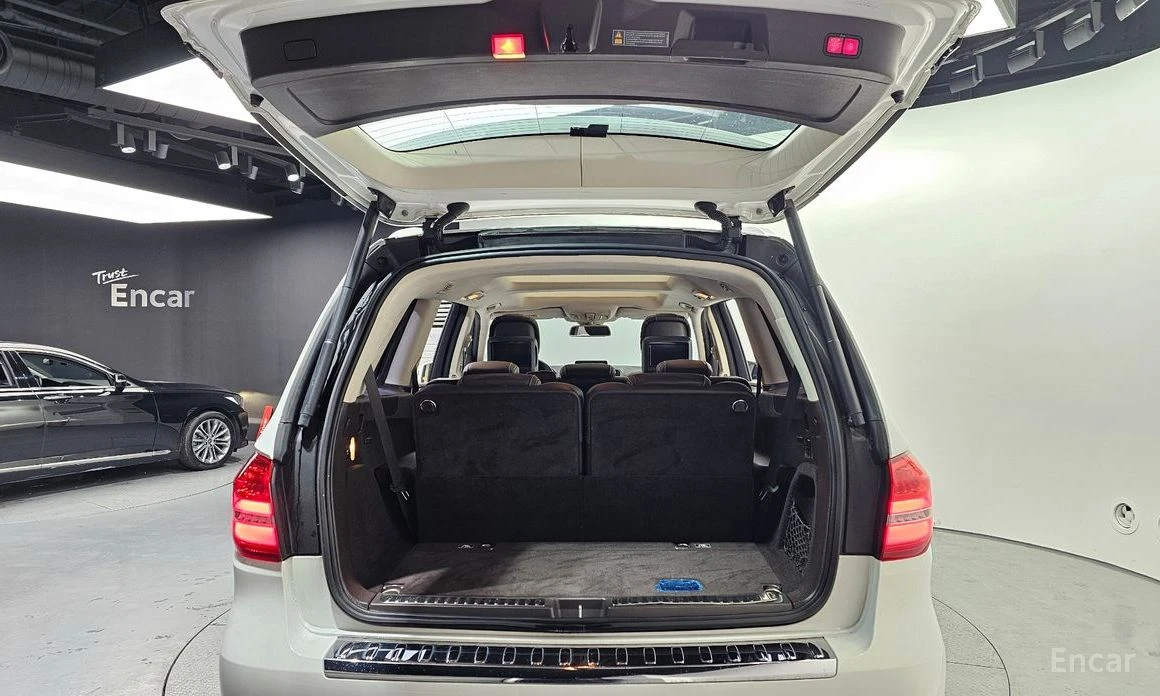 Mercedes-Benz GLS 500 AMG* DESIGNO* DISTRONIC* ОБДУХ* 360* ПОДГРЕВ, снимка 6 - Автомобили и джипове - 53915211