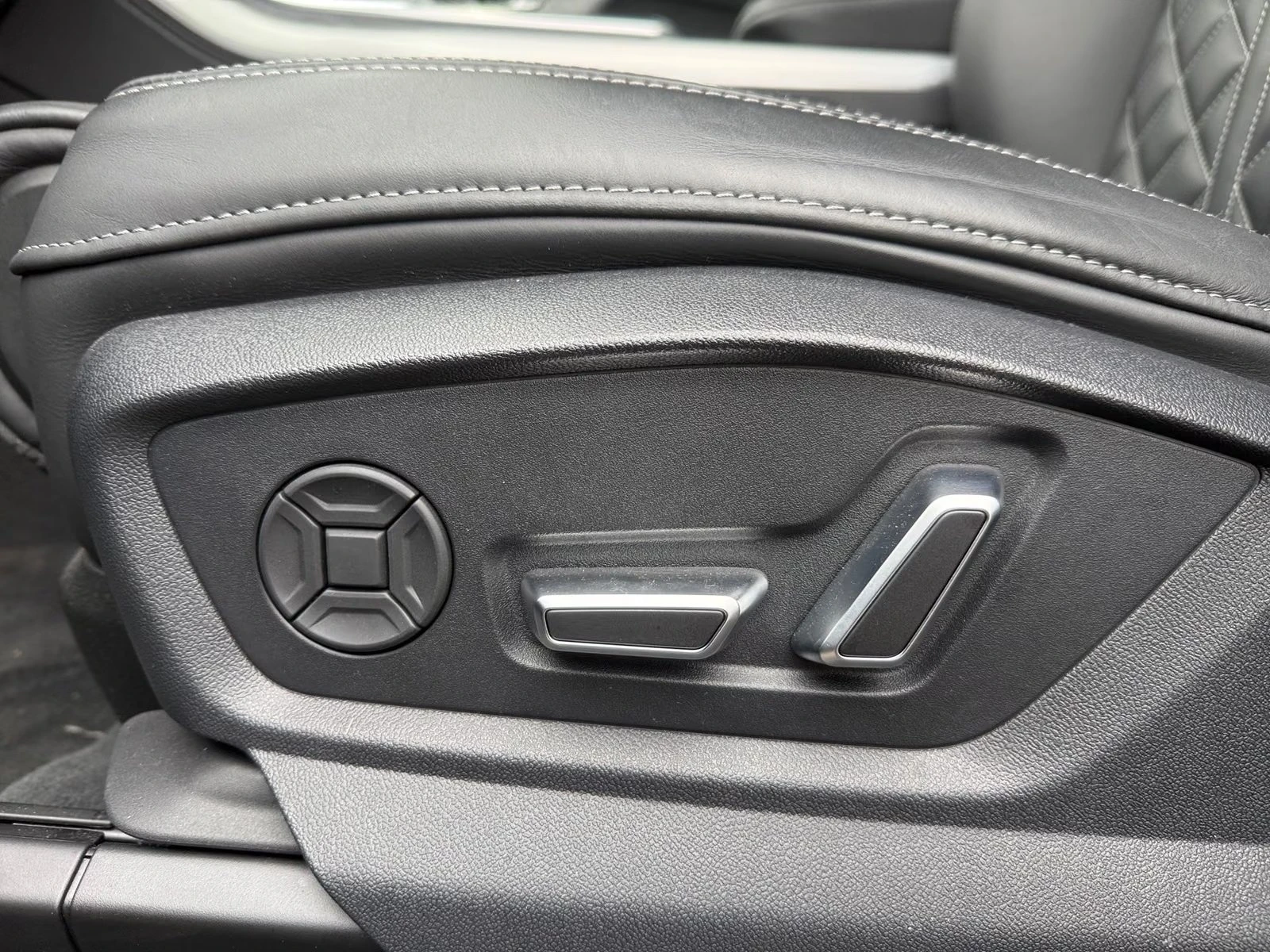 Audi Q8 50 TDI / S-LINE / BLACK OPTIC / MATRIX / B&O / 360, снимка 9 - Автомобили и джипове - 56082128