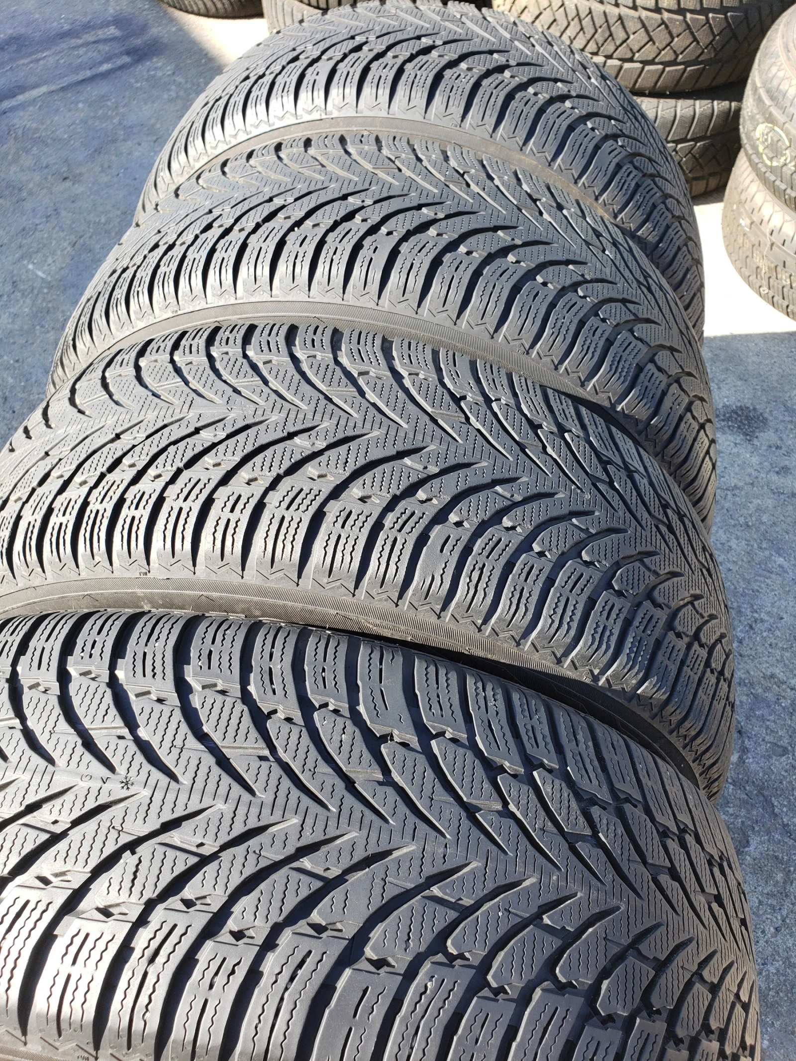 Гуми Зимни 235/65R17, снимка 3 - Гуми и джанти - 56253968