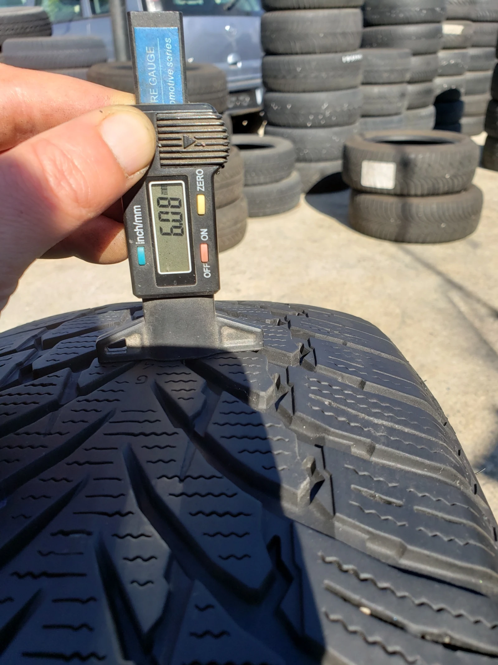 Гуми Зимни 235/65R17, снимка 8 - Гуми и джанти - 56253968