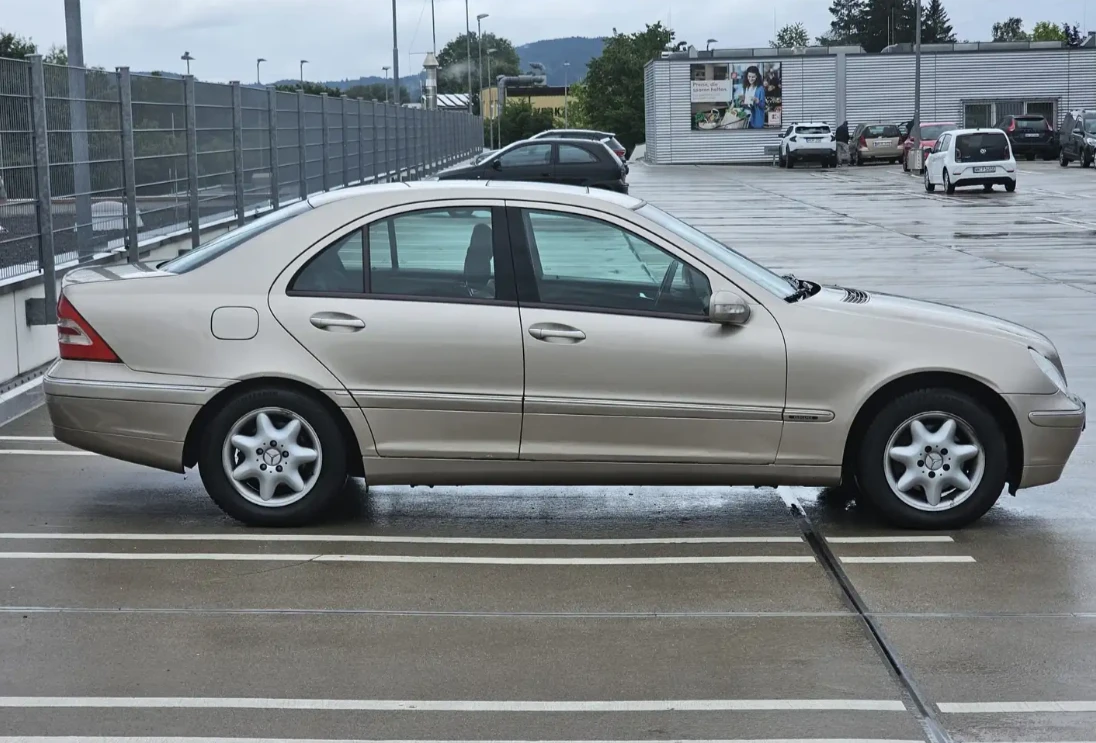 Mercedes-Benz C 220, снимка 4 - Автомобили и джипове - 53758600