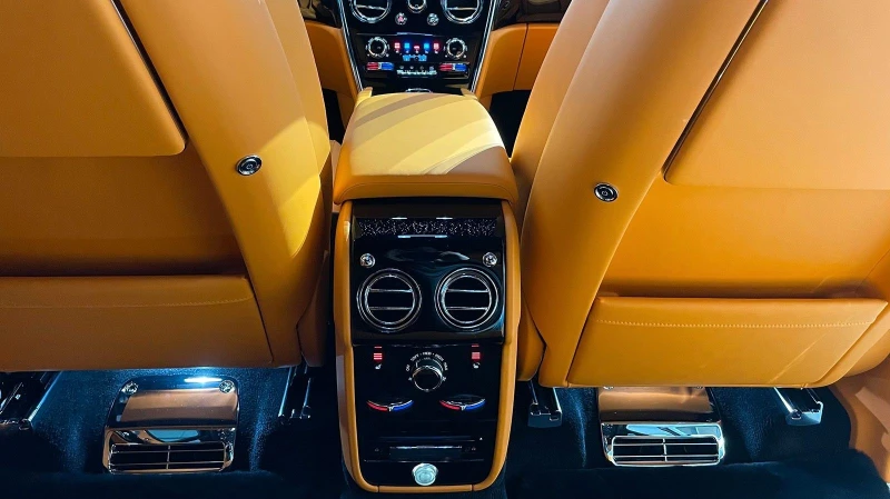 Rolls-Royce Cullinan V12/ SHOOTING STAR/ BESPOKE/ TV/ NIGHT VISION/ 22/, снимка 14 - Автомобили и джипове - 47520870