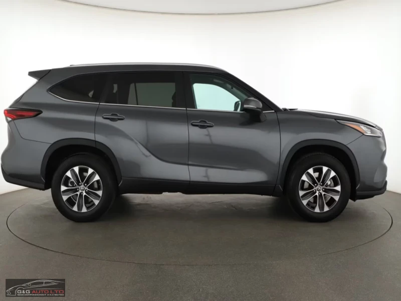 Toyota Highlander HYBRID/243HP/CAM/KLESS/L.ASS/CARPLAY/AMBI/LED/730f, снимка 4 - Автомобили и джипове - 51670637