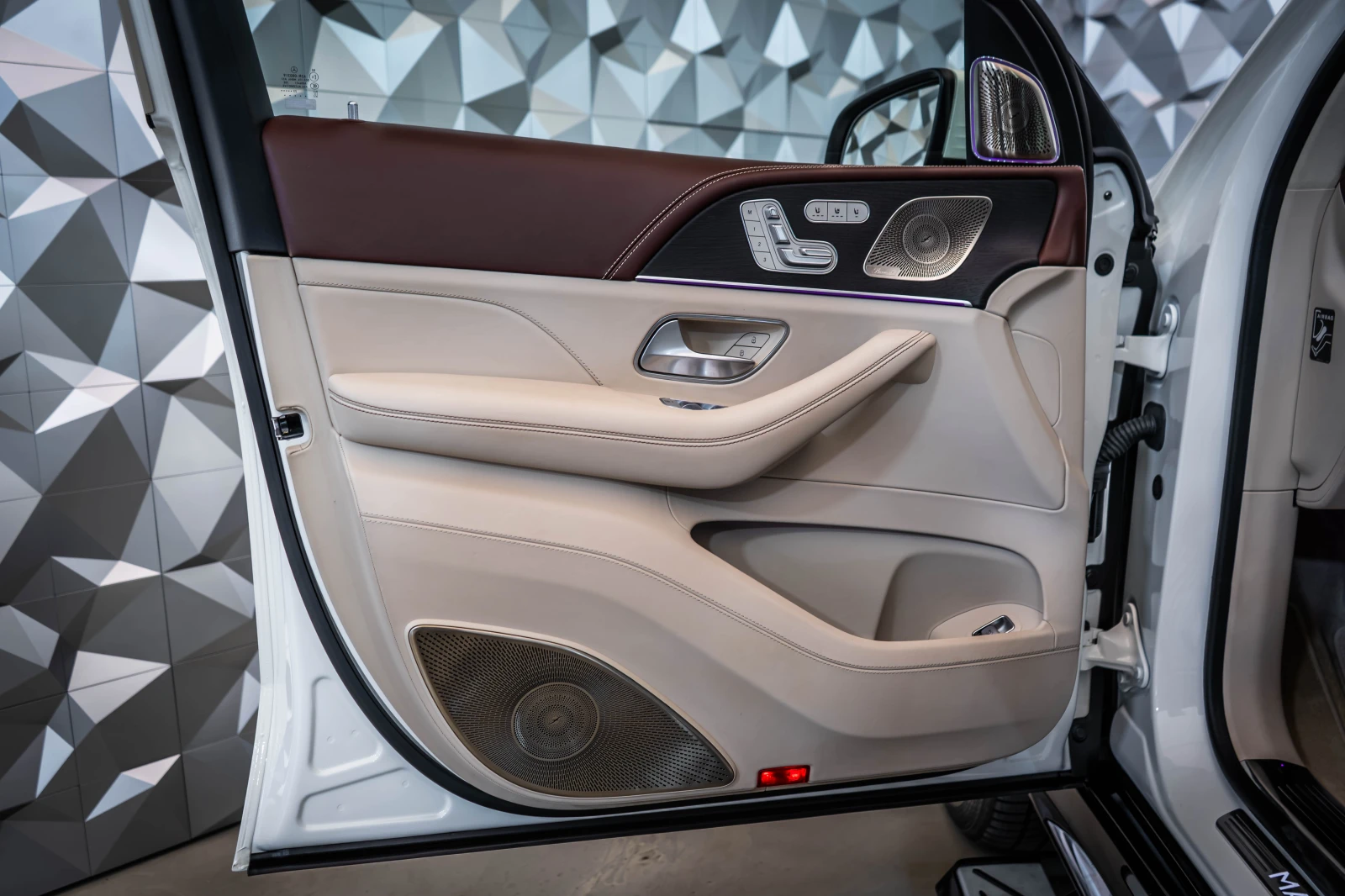 Mercedes-Benz GLS 600 Maybach 4M * Multimedia* FirstClass* Pano* SoftCl*, снимка 7 - Автомобили и джипове - 54549460
