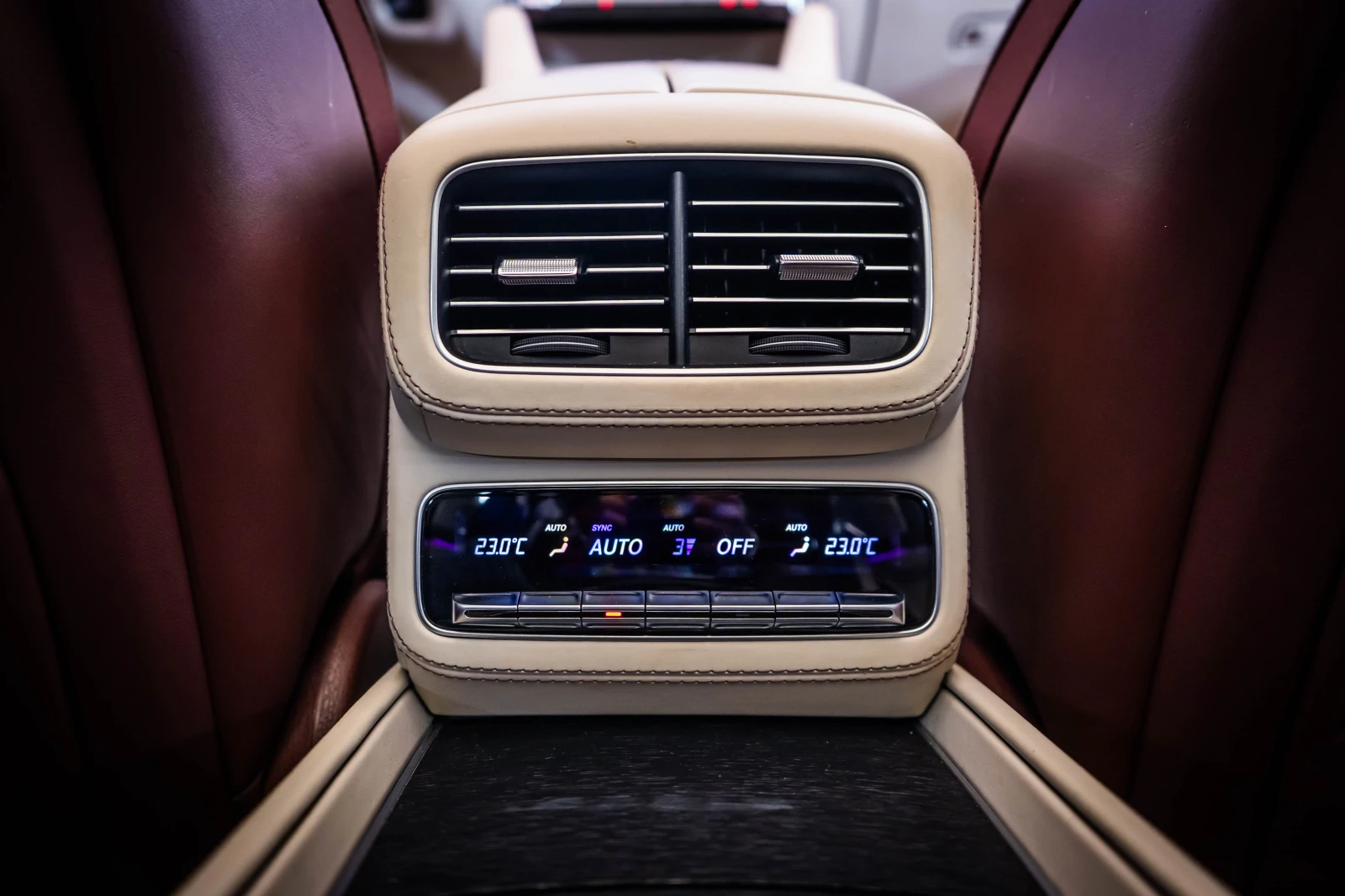 Mercedes-Benz GLS 600 Maybach 4M * Multimedia* FirstClass* Pano* SoftCl*, снимка 15 - Автомобили и джипове - 54549460