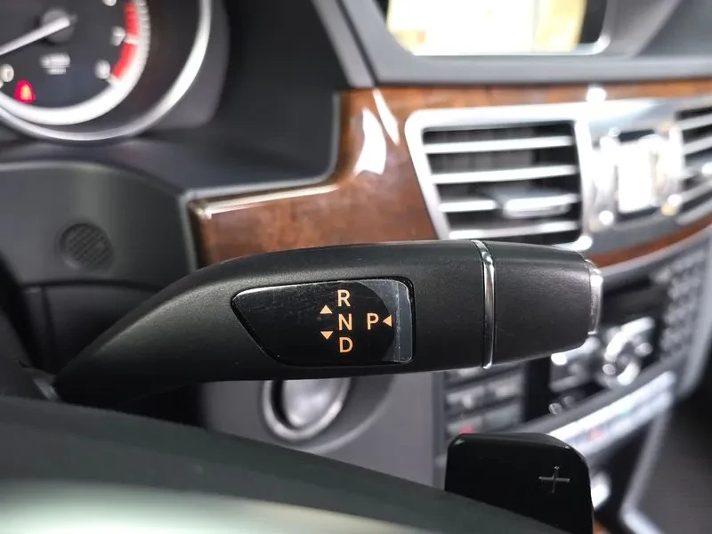 Mercedes-Benz E 300 Elegance, снимка 9 - Автомобили и джипове - 54955245
