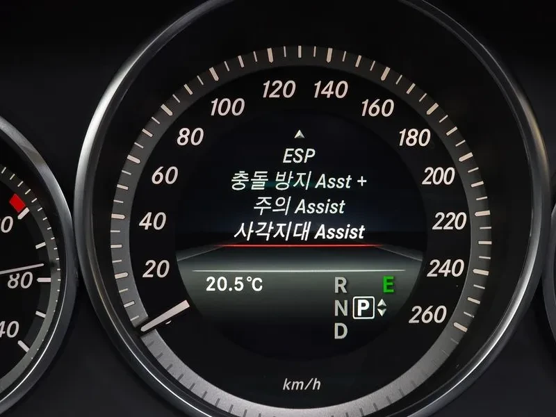 Mercedes-Benz E 300 Elegance, снимка 17 - Автомобили и джипове - 54955245
