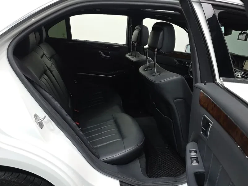 Mercedes-Benz E 300 Elegance, снимка 12 - Автомобили и джипове - 54955245