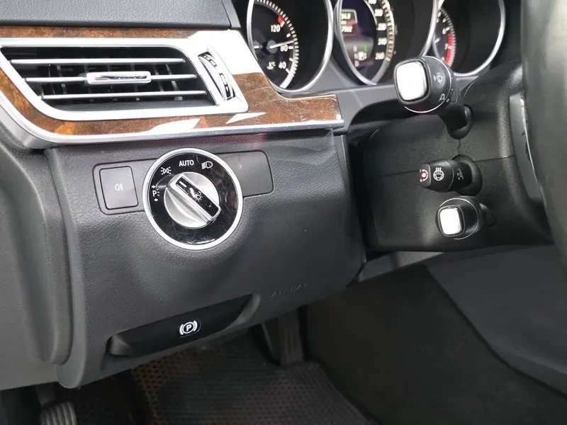 Mercedes-Benz E 300 Elegance, снимка 14 - Автомобили и джипове - 54955245