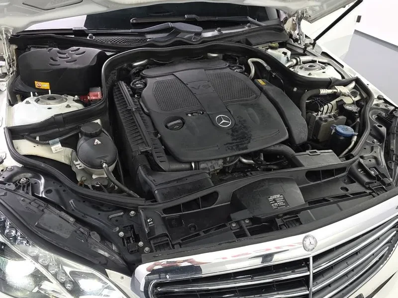 Mercedes-Benz E 300 Elegance, снимка 6 - Автомобили и джипове - 54955245