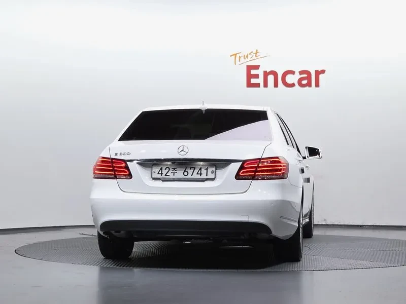 Mercedes-Benz E 300 Elegance, снимка 4 - Автомобили и джипове - 54955245