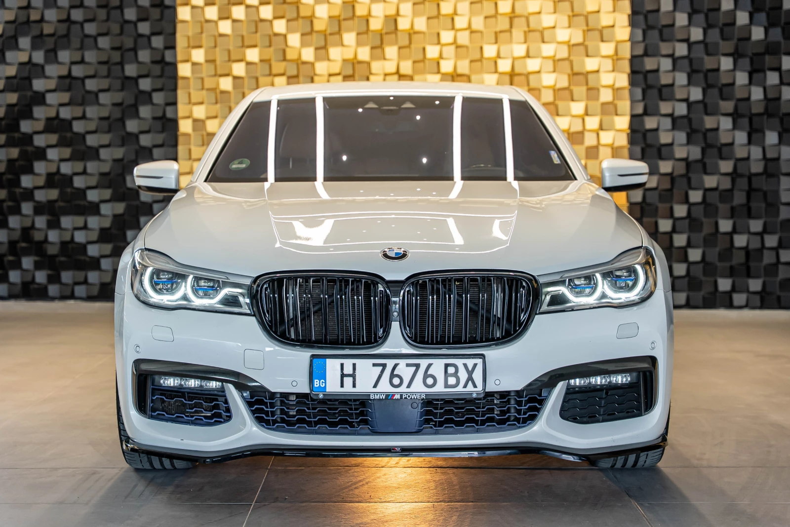 BMW 750 Xdrive - изображение 2