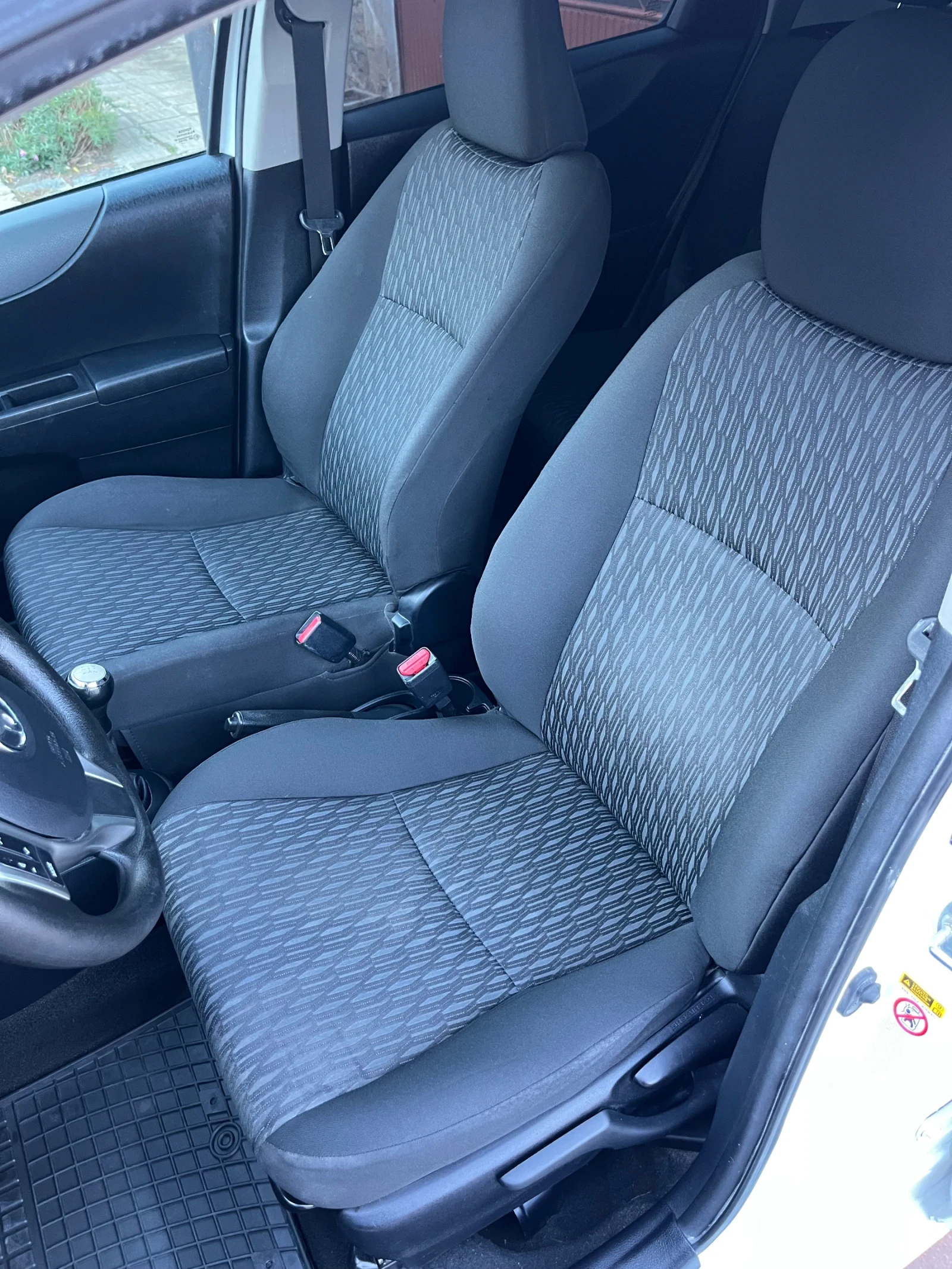 Toyota Yaris  - изображение 8