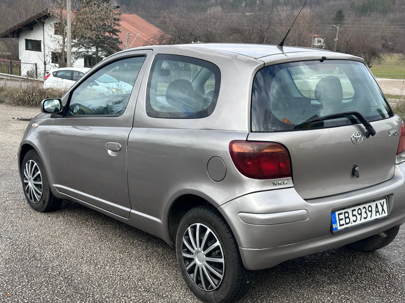 Toyota Yaris 1.3 VVTI КЛИМАТИК НОВИ ГУМИ ВСИЧКО ПЛАТЕНО - изображение 3