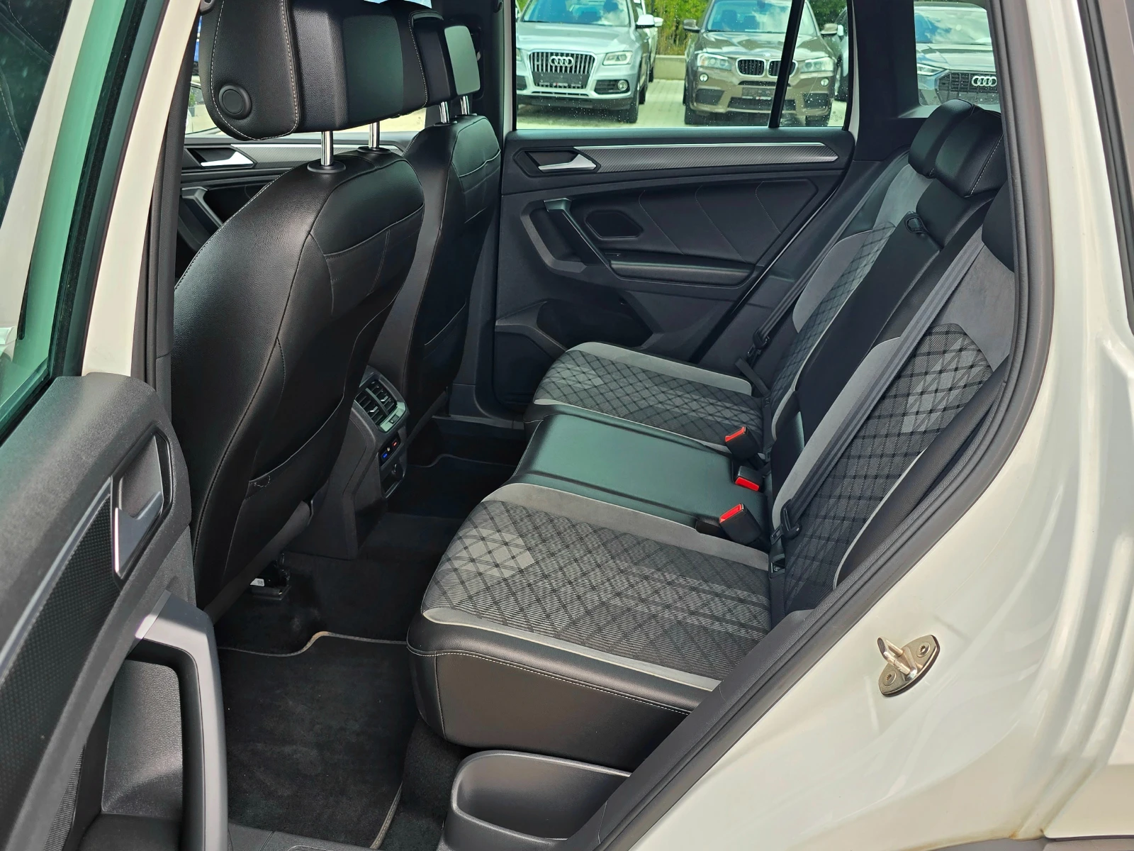 VW Tiguan 2.0TDI, R-Line, DSG, IQ-Light, 2021г., снимка 10 - Автомобили и джипове - 55198855