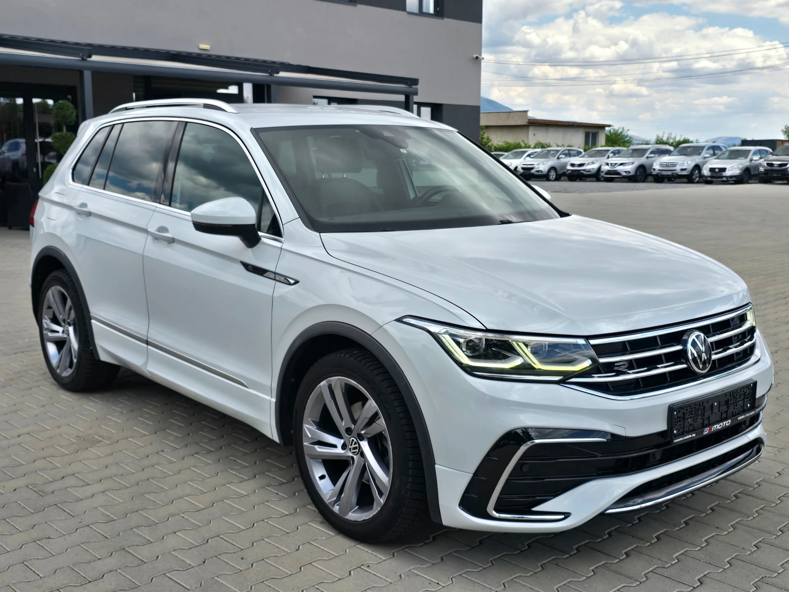 VW Tiguan 2.0TDI, R-Line, DSG, IQ-Light, 2021г., снимка 2 - Автомобили и джипове - 55198855