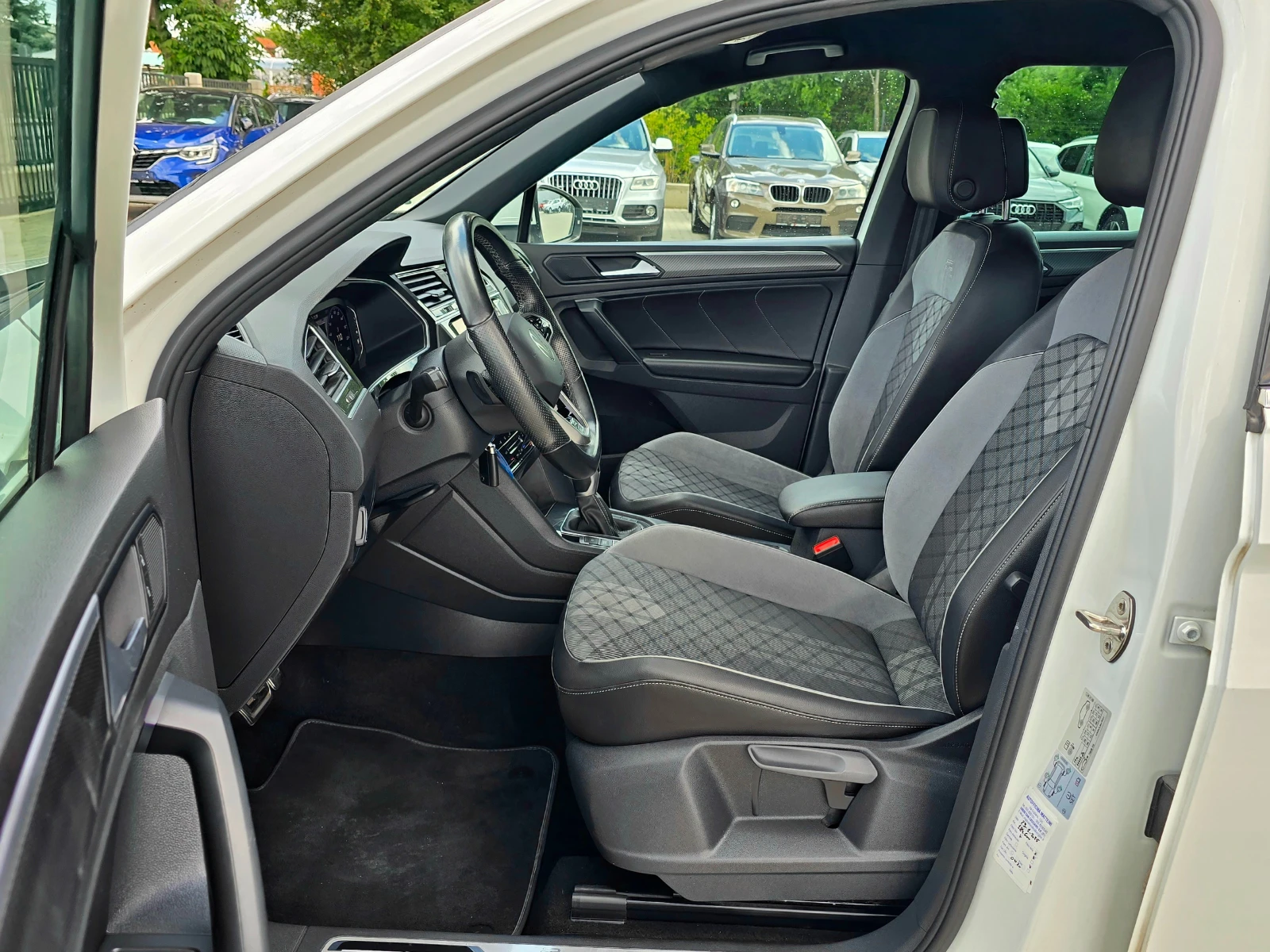 VW Tiguan 2.0TDI, R-Line, DSG, IQ-Light, 2021г., снимка 9 - Автомобили и джипове - 55198855