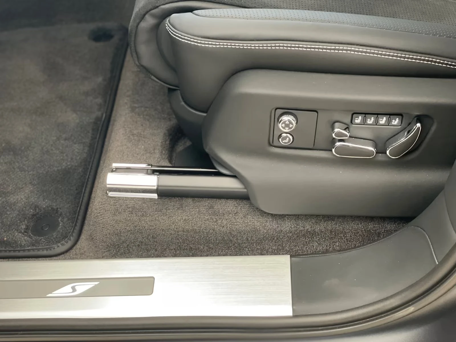 Bentley Bentayga S / V8 / CARBON / CERAMIC / B&O / HUD / 360 / PANO, снимка 9 - Автомобили и джипове - 55950575