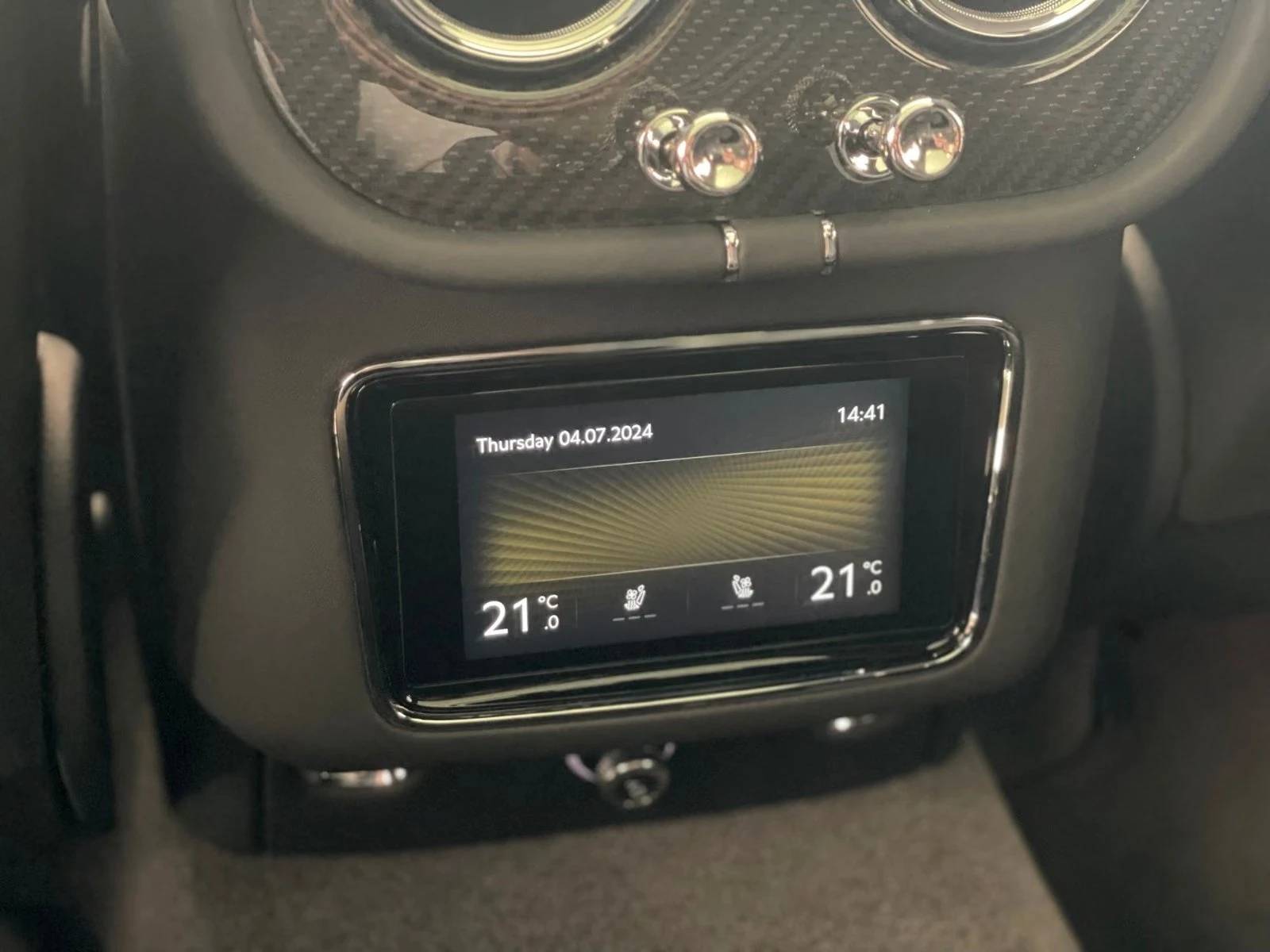 Bentley Bentayga S / V8 / CARBON / CERAMIC / B&O / HUD / 360 / PANO, снимка 17 - Автомобили и джипове - 55950575