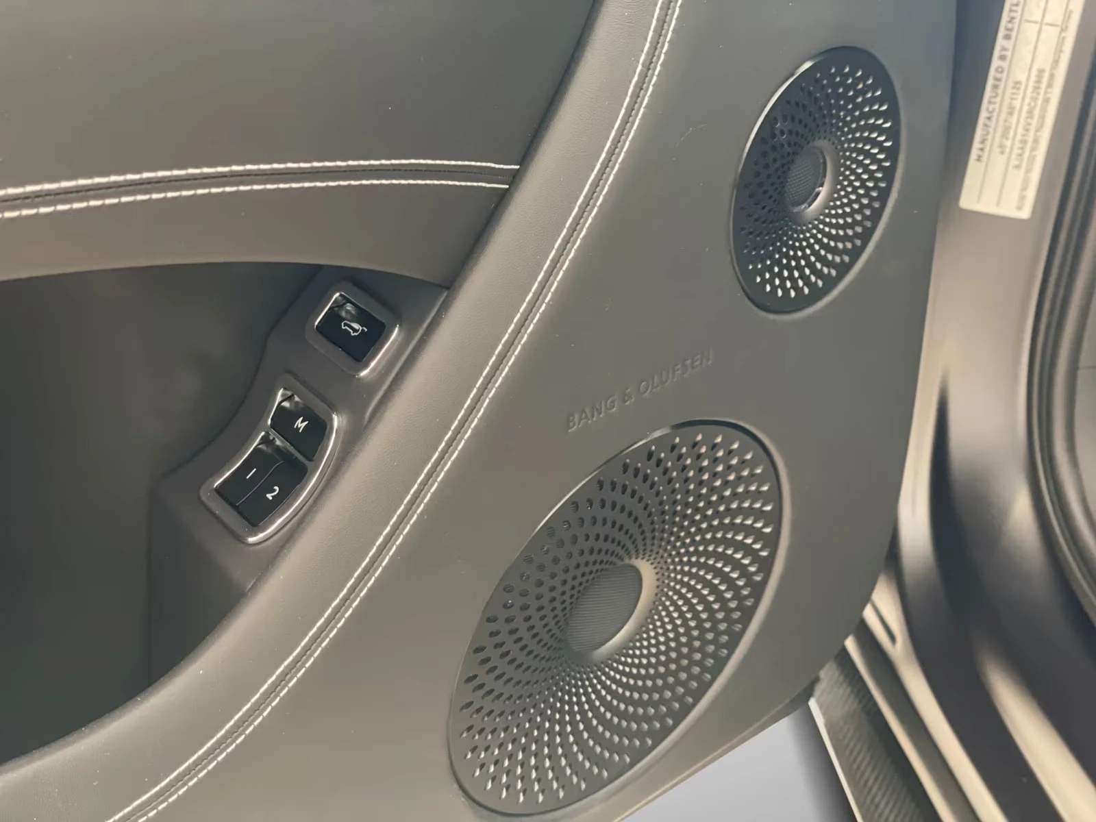 Bentley Bentayga S / V8 / CARBON / CERAMIC / B&O / HUD / 360 / PANO, снимка 6 - Автомобили и джипове - 55950575