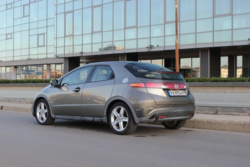 Honda Civic 1.8 automatic, снимка 2 - Автомобили и джипове - 52657286