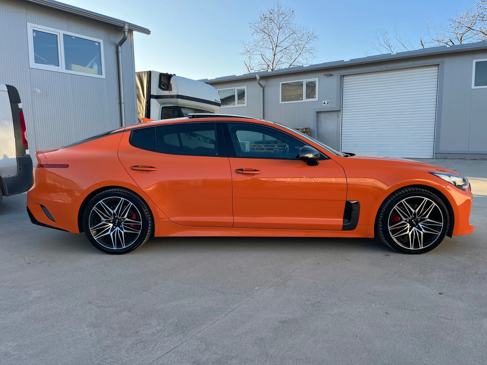 Kia Stinger 3, 3T-GT-366k.с/HEAD UP/КАМЕРА-360/ОБДУХВАНЕ/НОВА! - изображение 7